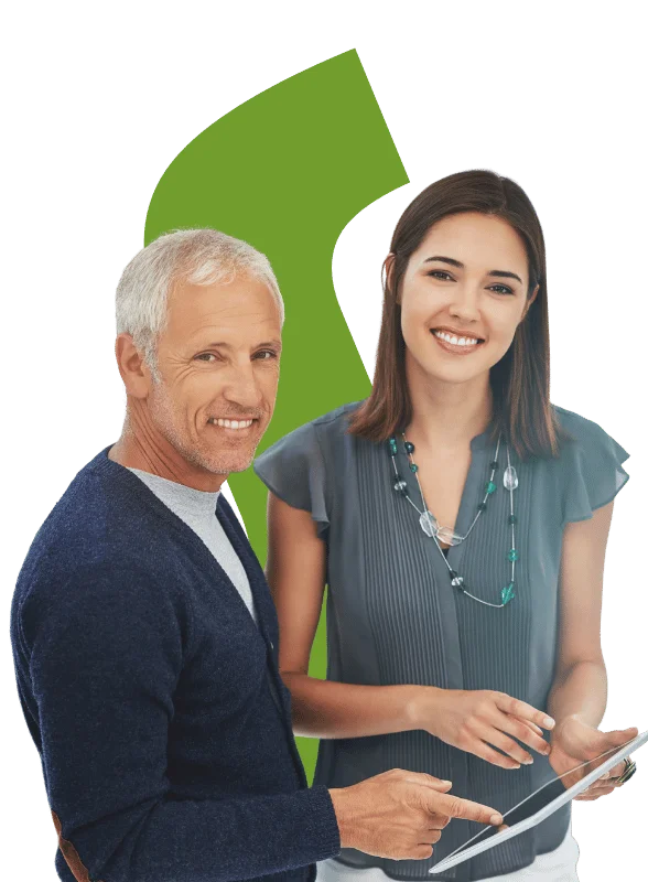 Dupla intergeneracional trabajando con tecnología